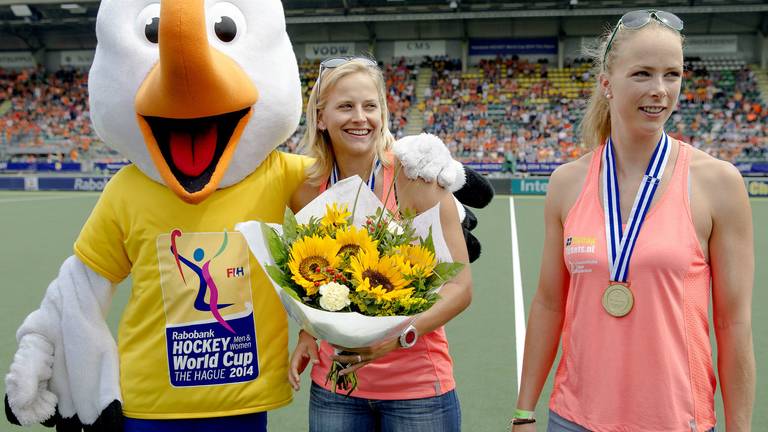 Marleen van Iersel en Madelein Meppelink worden gehuldigd (foto: ANP)