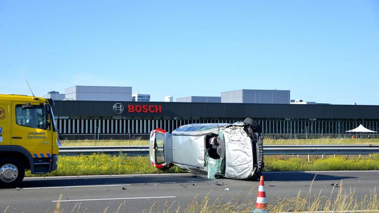 Twee auto's sloegen over de kop. Foto: Toby de Kort