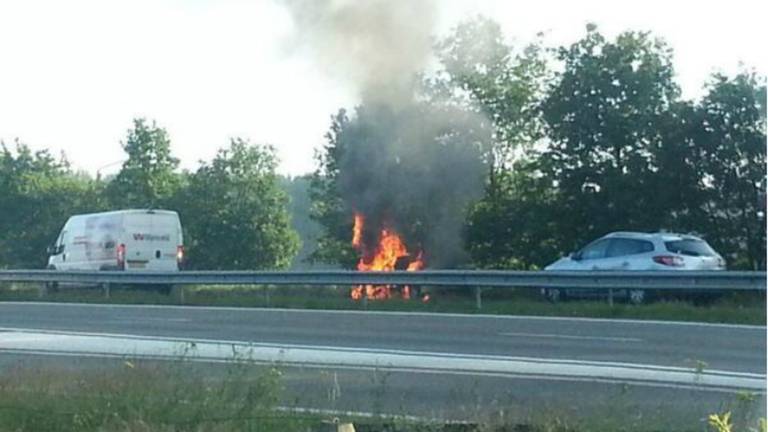 Hoe de ambulance vlam kon vatten, is onduidelijk (Foto: VID)