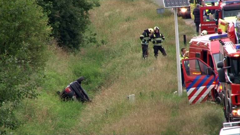 Auto over de kop bij A50. (foto: AS Media)