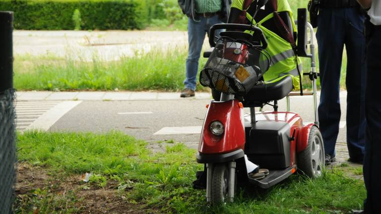 De vrouw is naar het ziekenhuis gebracht. (foto: Maickel Keijzers / Meesters Multi Media)