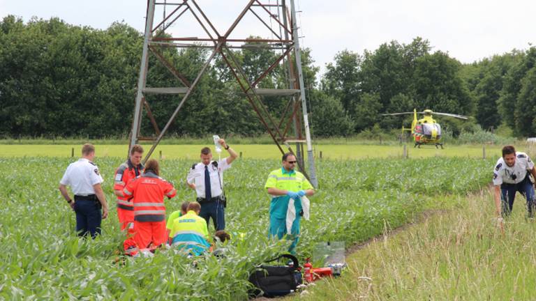 Motorrijder wordt verzorgd (foto: Alexander Vingerhoeds / Obscura Foto)