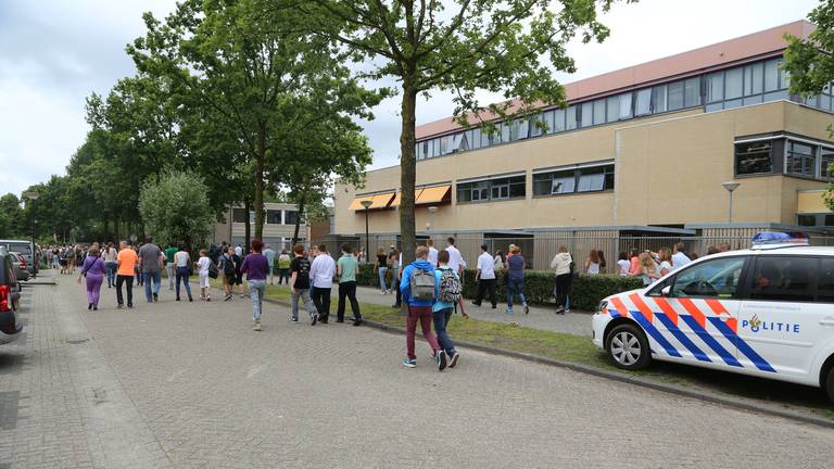 Het schoolgebouw werd ontruimd (Foto: GinoPress)