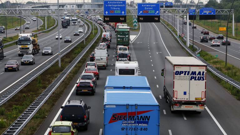 File op de A2 bij knooppunt De Hogt (foto: Hans van Hamersveld/SQ Vision)