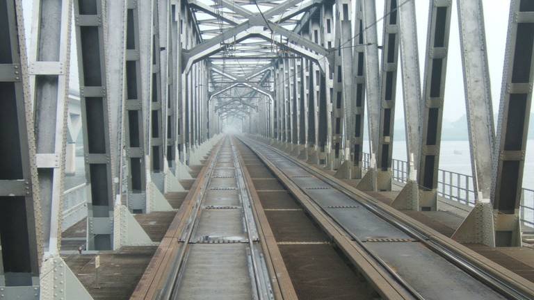 Trein staat stil bij Moerdijkbrug 