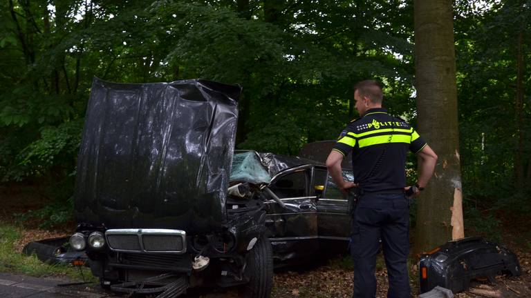 Jaguar klapt op boom in Tilburg