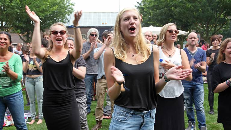 Enthousiast publiek op Festival Mundial in 2014. (foto: Karin Kamp)