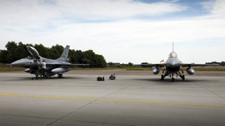 F`16's op Volkel. (Foto: Defensie)