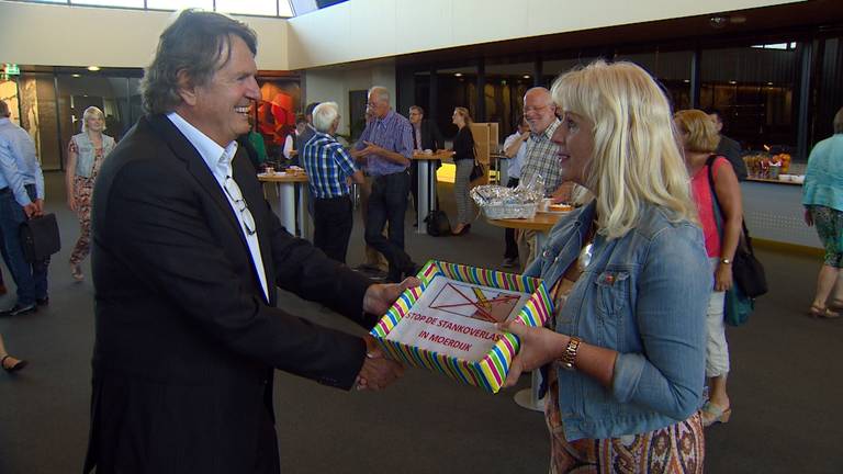 Petitie wordt overhandigd