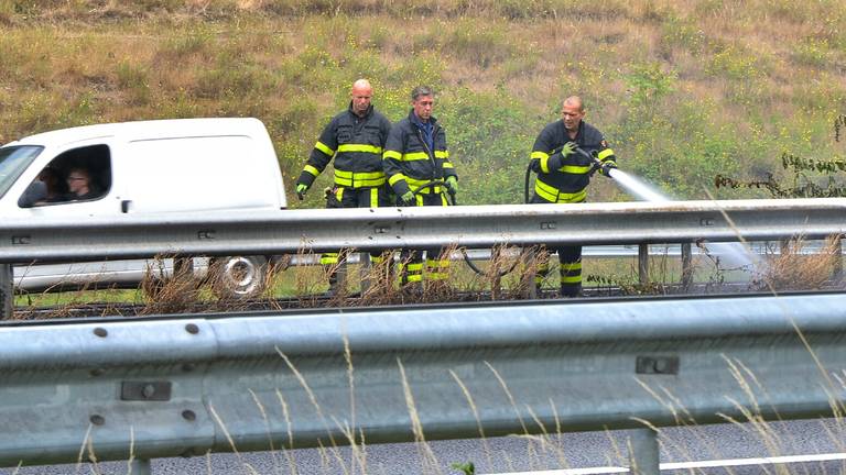 Brand in middenberm A58 bij tilburg. (foto Jack Brekelmans/Persburo-BMS)