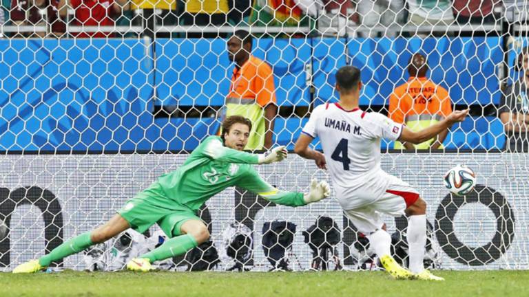 Dankzij deze redding van Tim Krul plaatste Oranje zich voor de halve finale (Foto: ANP)