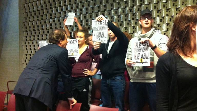 Burgemeester Van Gijzel riep de demonstranten tot de orde (foto: Tonnie Vossen)