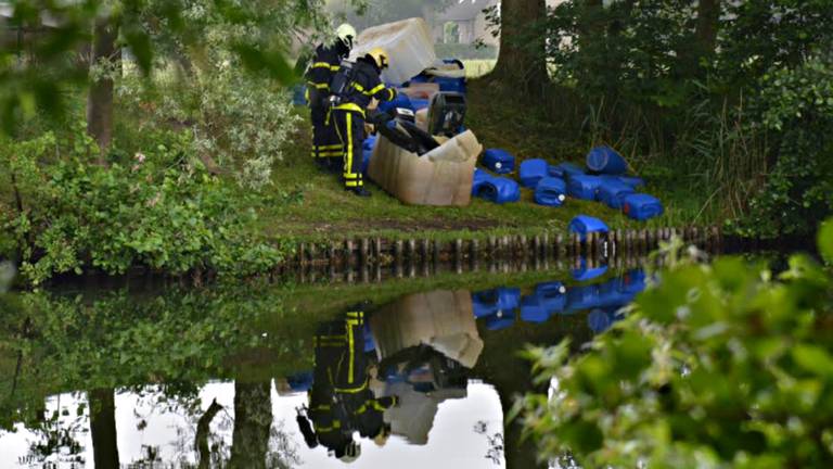 Het gaat om tientallen vaten (Foto: Perry Roovers, SQ Vision)