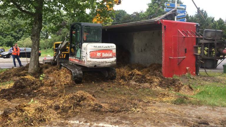 Een graafmachine moest de mest opruimen. (Foto: SQ Vision Mediaprodukties)