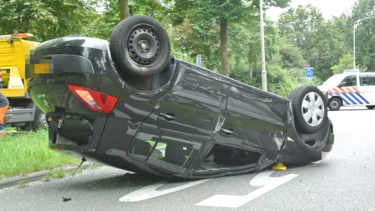 Auto over de kop op Westerhagenlaan in Breda (Foto: Perry Roovers/SQ Vision)