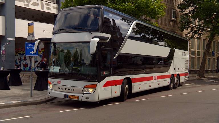 Bus die rijdt naar Düsseldorf en Antwerpen vanuit Eindhoven