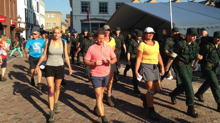 Sfeer in Cuijk bij Vierdaagse anders dan andere jaren door vliegramp in Oekraïne