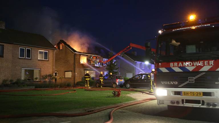 Het gezin kon op tijd het huis verlaten (foto: Remco de Ruijter). 