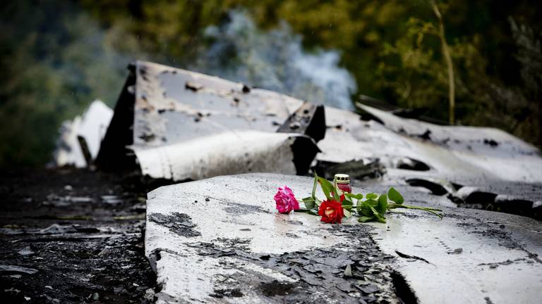 Op de rampplek in Oekraïne zijn nog steeds resten van de MH17 te vinden. (Foto: ANP)