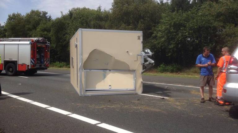 Wc-wagen gekanteld (Foto: Harrie Grijseels)