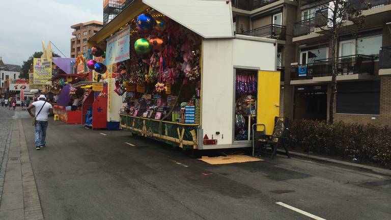 De twee nieuwe kramen op de plek van de brand (foto: Floyd Aanen)