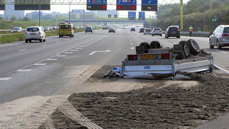 Losgeslagen aanhanger veroorzaakt file A2