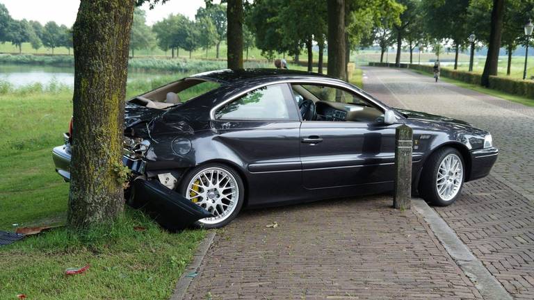 Auto van man uit Purmerend na ruzie tegen een boom