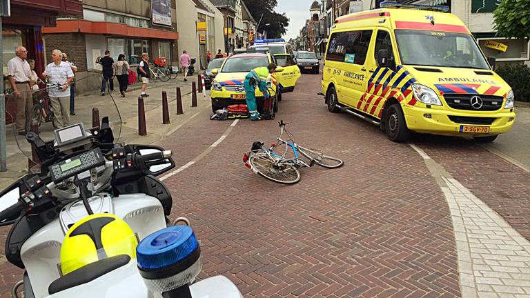 Fietsster gewond na botsing (foto: Jeroen Stuve)