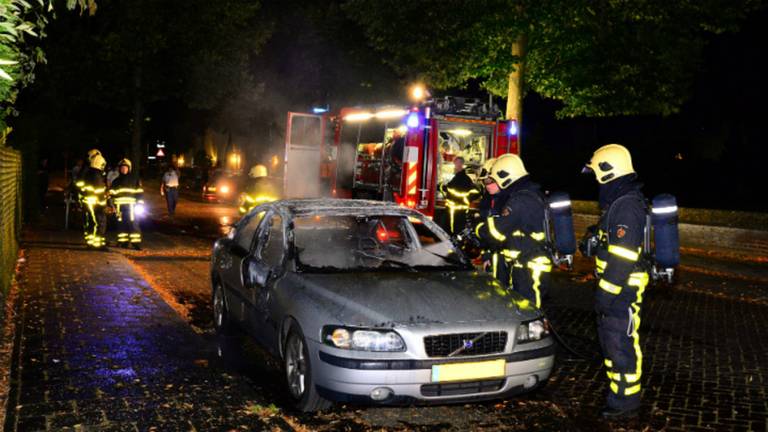 De auto brandde helemaal uit (Foto: Toby de Kort)