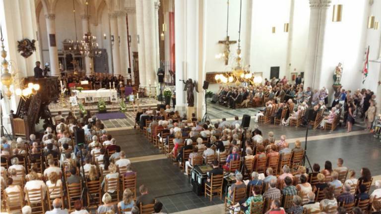 Erg druk bij indrukwekkende herdenking slachtoffers vlucht MH17 in Sint-Gertrudiskerk Bergen op Zoom