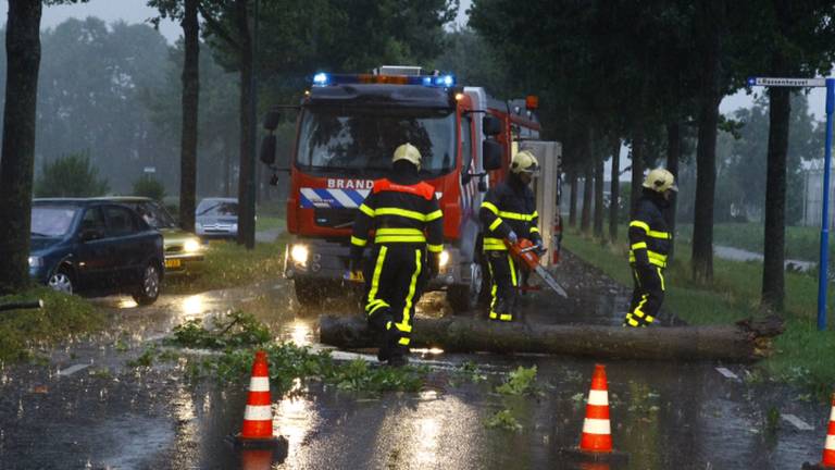 Brandweer aan het werk in Dongen (foto: Marcel van Dorst / SQ Vision)