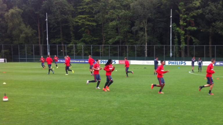 Santiago Arias met zijn teamgenoten tijdens de ochtendtraining