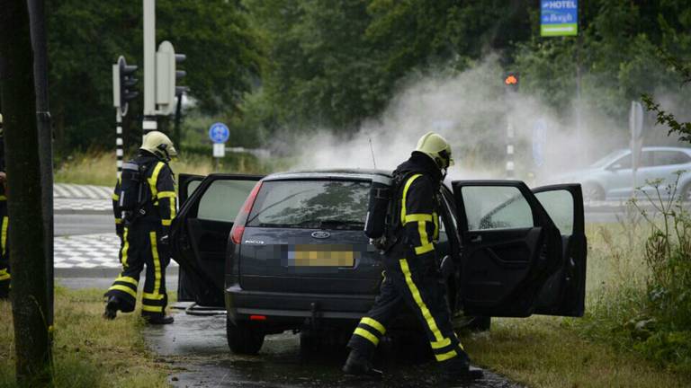 Auto in brand in Zevenbergen. (foto: Marco Verhage/SQ Vision Media Produkties)