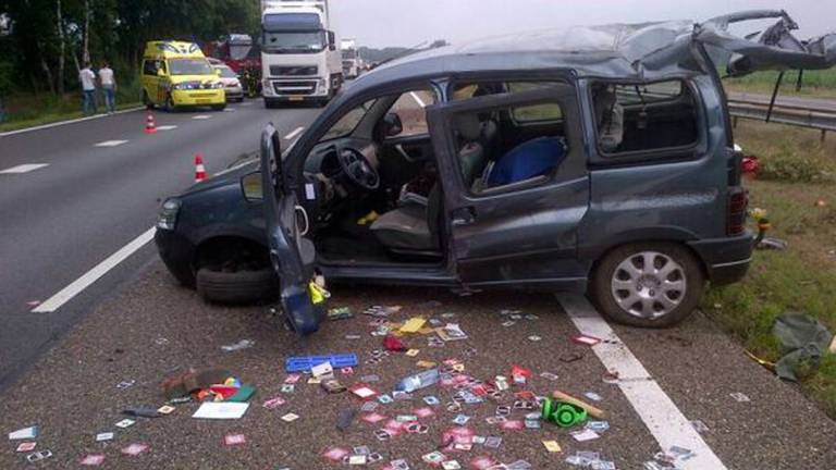 De auto sloeg meerdere keren over de kop (Foto: Math van den Bekerom/Twitter)