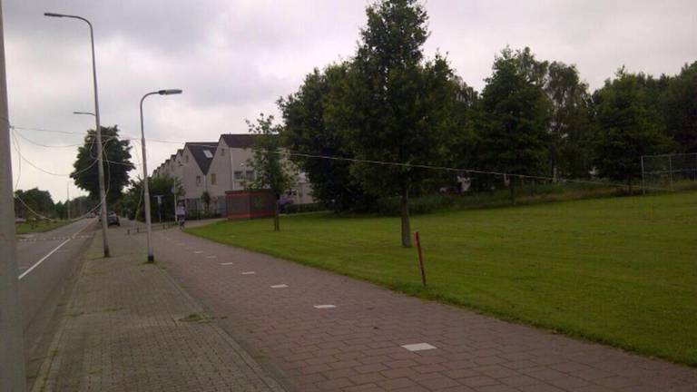 Gespannen visdraad in Tilburg (bron: Politie Tilburg/Twitter)
