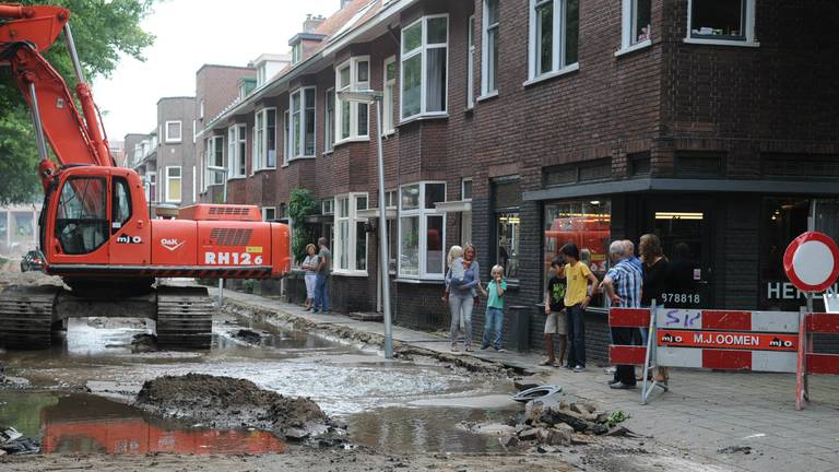 Wateroverlast in Speelhuislaan in Breda. (foto Tom van der Put/SQ Vision Mediaprodukties)