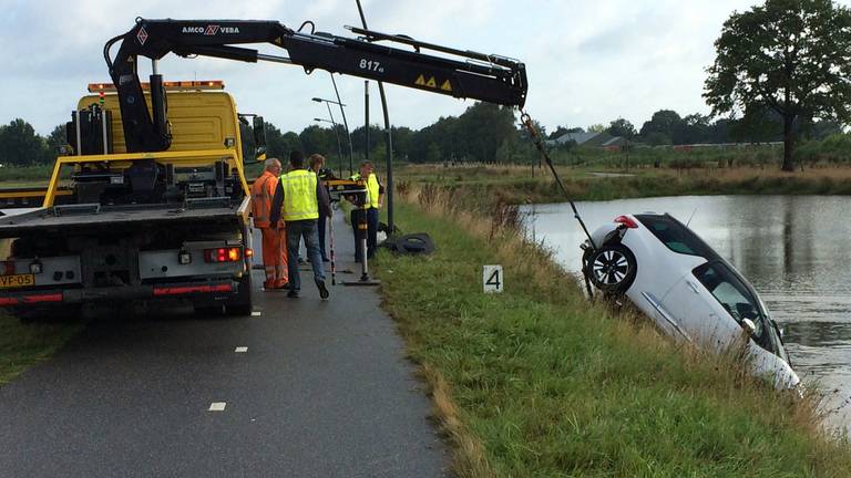 Auto wordt uit het water gehaald (foto: Hans van Hamersveld/SQ Vision)