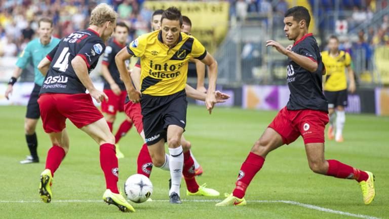 Uroš Matic omringt door Rotterdammers (foto: VI Images)