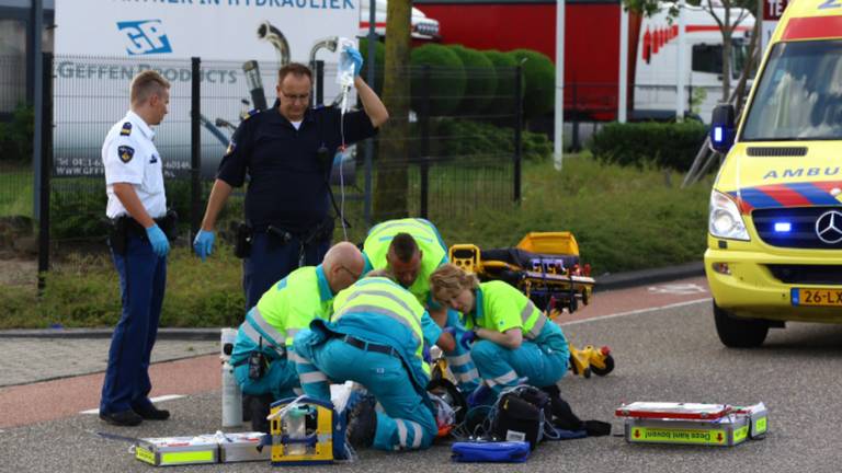 De man is met spoed met een ambulance naar een ziekenhuis gebracht.(Foto: Sander van Gils/SQ Vision)