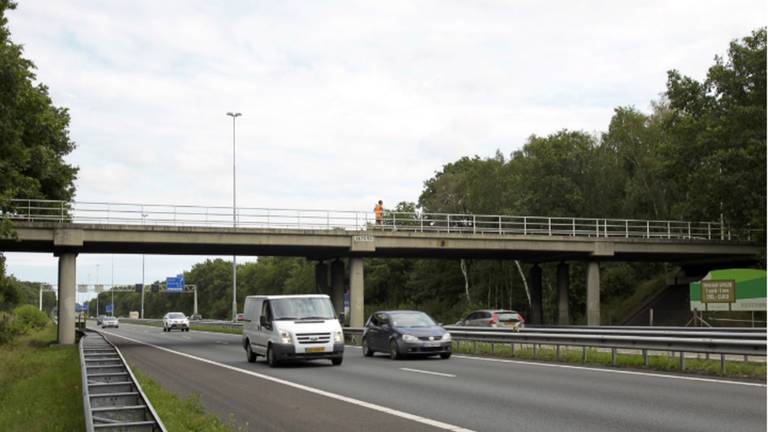 De maïskolf is vermoedelijk van dit viaduct gegooid (Foto: Marcel van Dorst/SQ Vision)