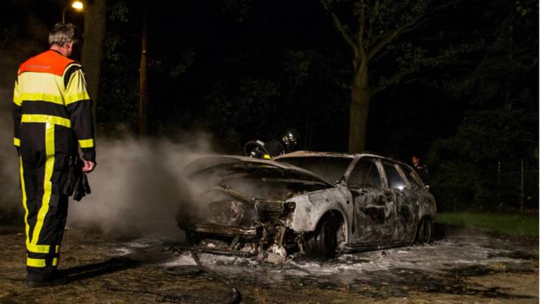 De brandweer vermoedt brandstichting (Foto: Obscura Foto)