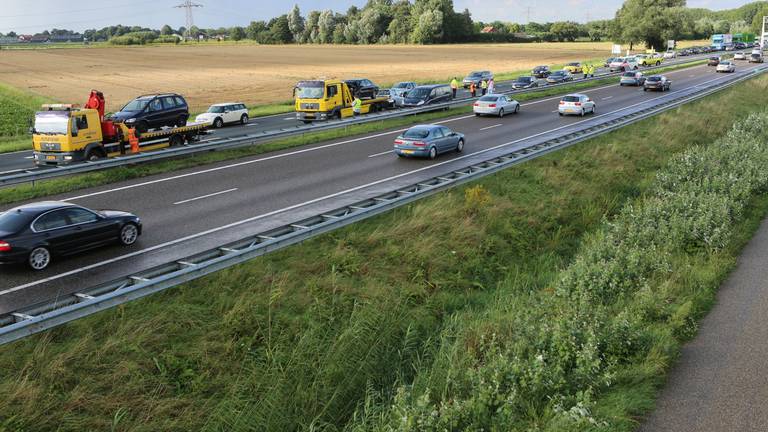 Meerdere auto's botsen op A58 bij Roosendaal. (foto: Remco de Ruijter)