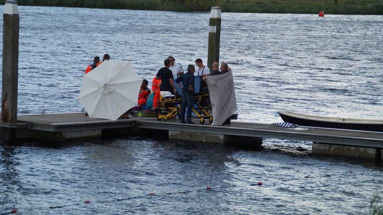 Bloemen en knuffels bij steiger in Andel waar meisje van vijf verdronk