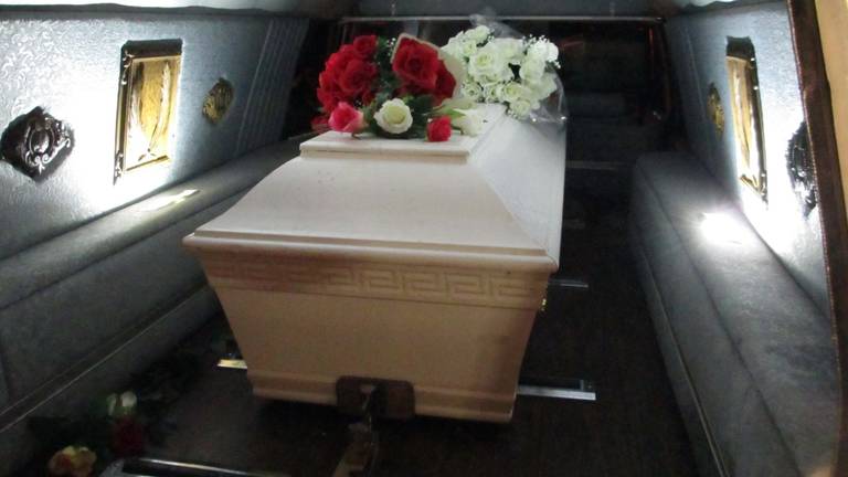 De kist in de begrafenisauto van Rob Maasakkers