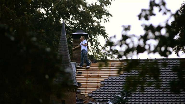 Man op dak van jachthuis in Hilvarenbeek 