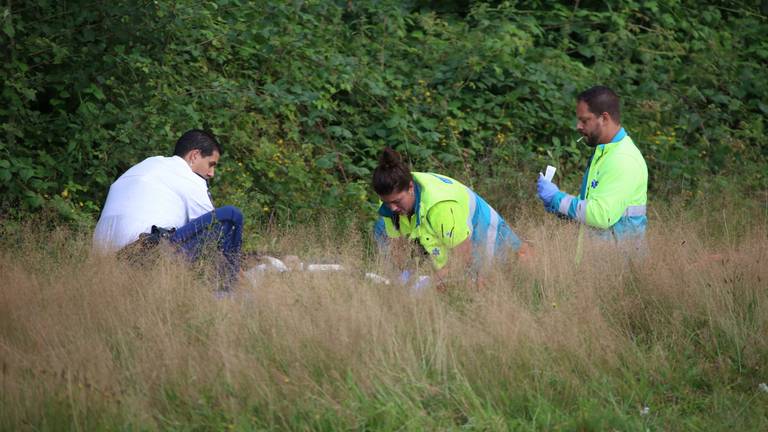 Hulpverleners ontfermen zich over de motorrijder (Foto: Gabor Heeres/SQ Vision)