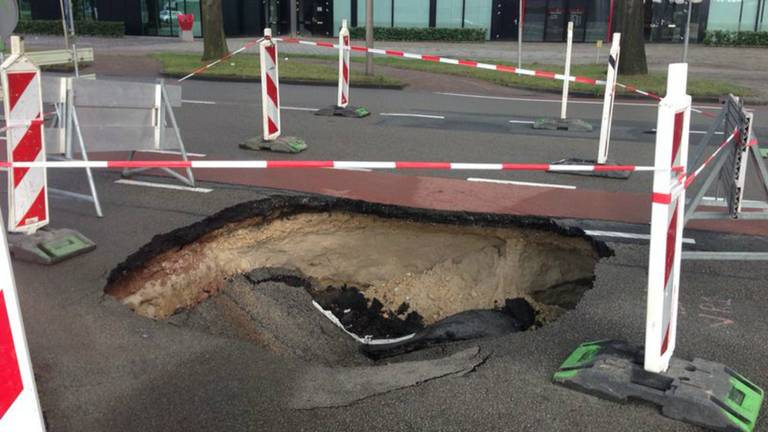 Het sinkhole in de Jules Verneweg in Tilburg (Foto: Jeroen Aartse / Stuve fotografie)