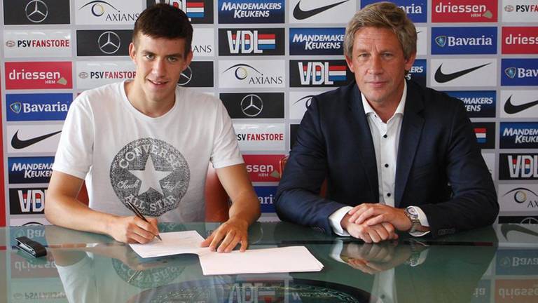 Andrija Lukovic tekende vrijdag zijn contract in Eindhoven (Foto: PSV Media)