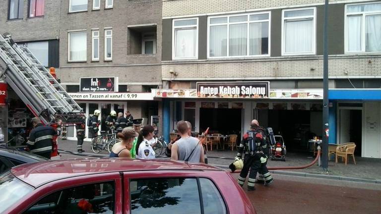 De brand was snel onder controle. (foto: Emile Vaessen)