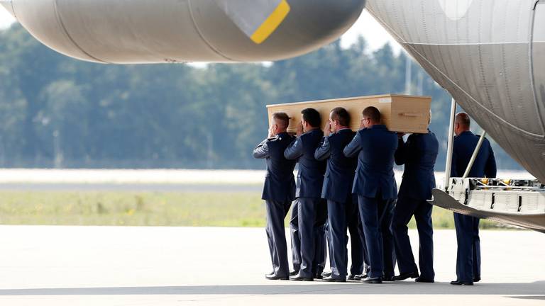 Ceremonie voor één kist met stoffelijke resten van rampvlucht MH17 op Vliegbasis Eindhoven